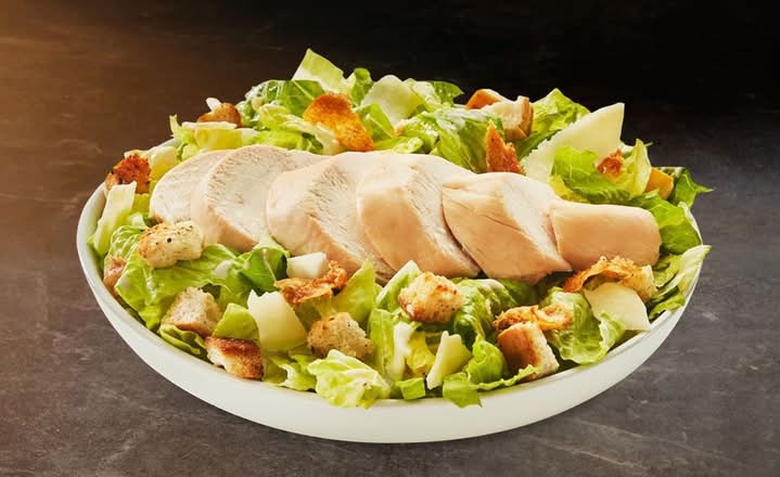 Salade César St-Hubert avec poulet au choix / St-Hubert Caesar salad with your choice of chicken