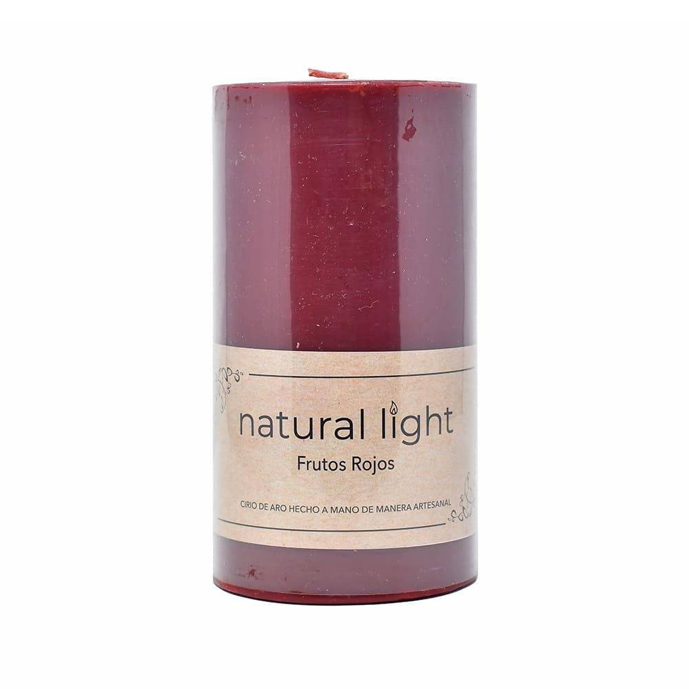 Vela pilar Natural Light™ aroma frutos rojos de 17.47 cm color vino