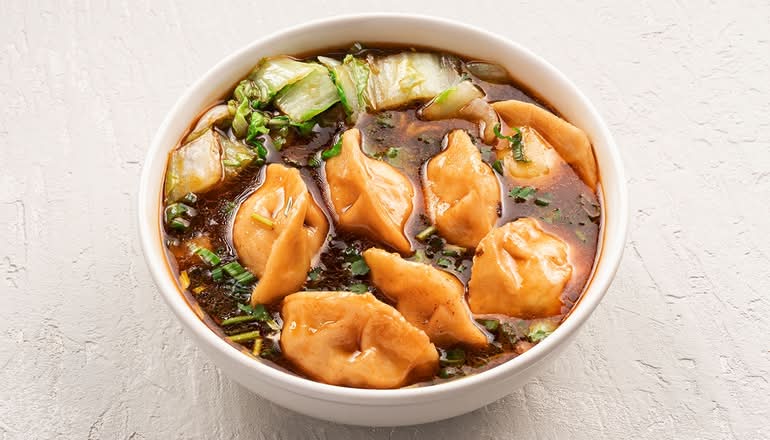 37. Beef Soup w. Dumplings 牛肉湯水餃 (8)