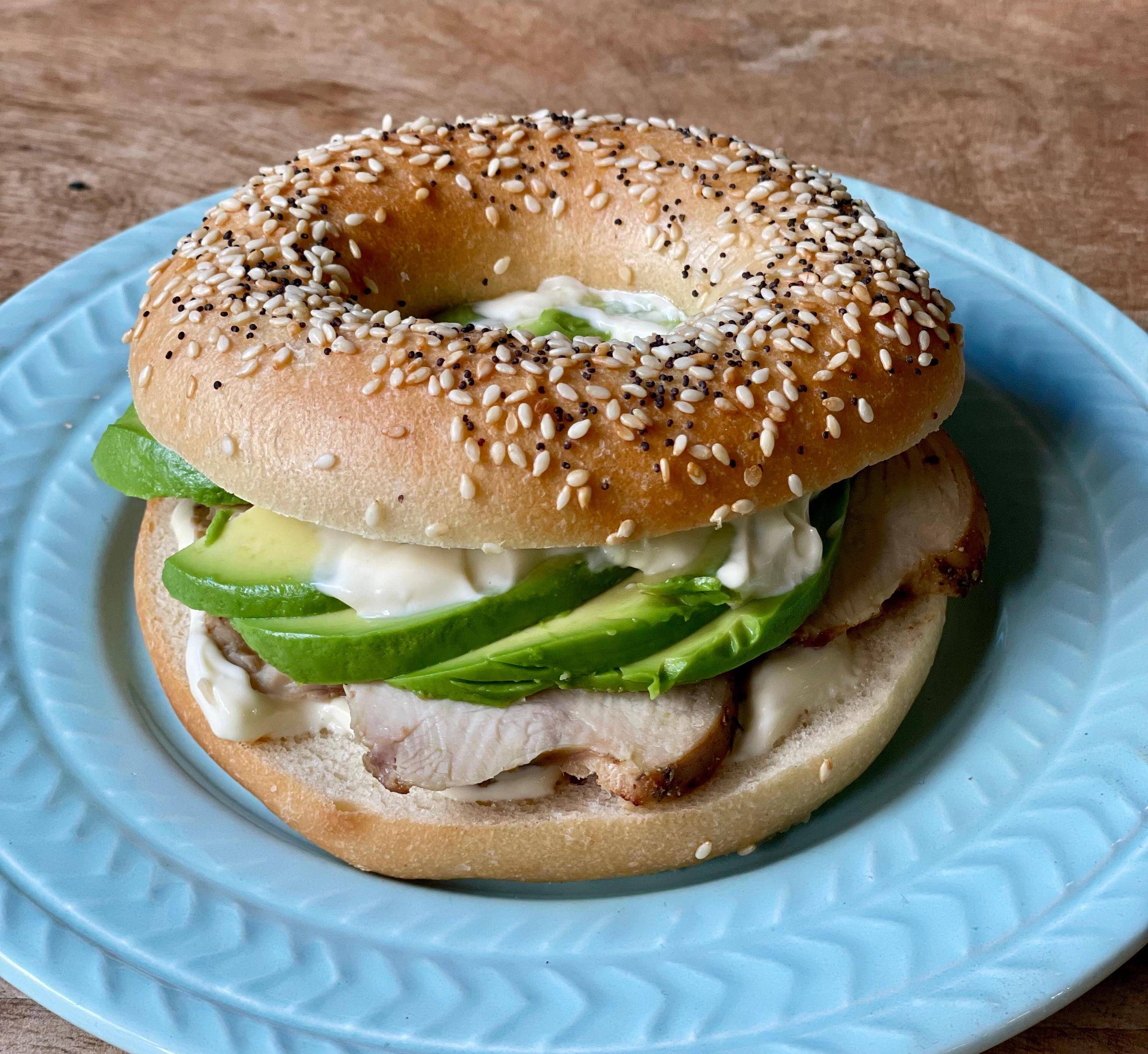 Bagel Frango & Abacate / Chicken & Avocado Bagel
