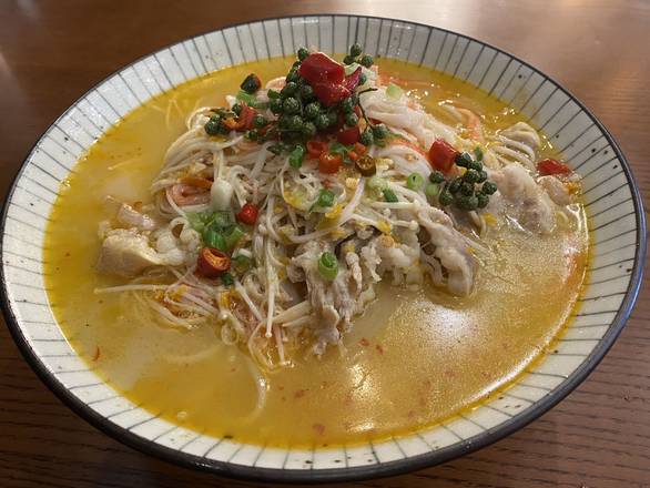 酸汤肥牛米线 Spicy&Sour Rice Noodle Soup with beef and Enoki Mushroom.Order Online