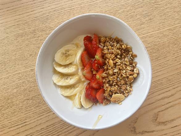 Iogurte com Granola, Morango, Banana e Mel