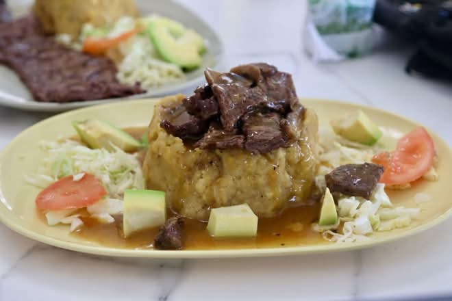 Mofongo relleno de churrasco