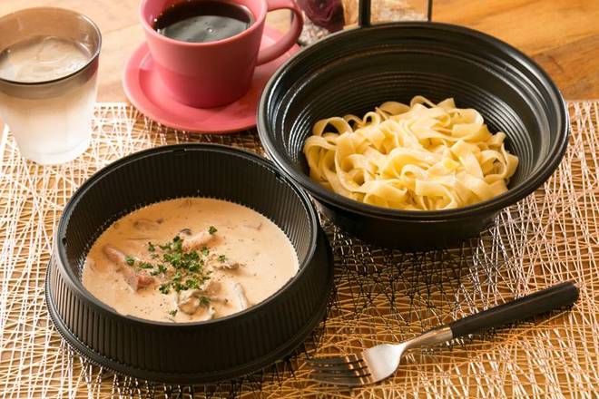 ポルチーニ茸とベーコンのポルチーニクリームソース　フェットチーネ(生パスタ）