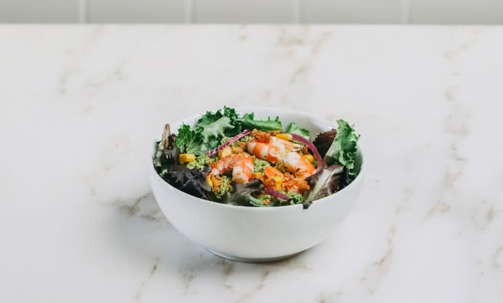 Snack salada de cuscuz e camarão