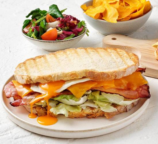 Tosta Bacon com Cheddar e Ovo estrelado