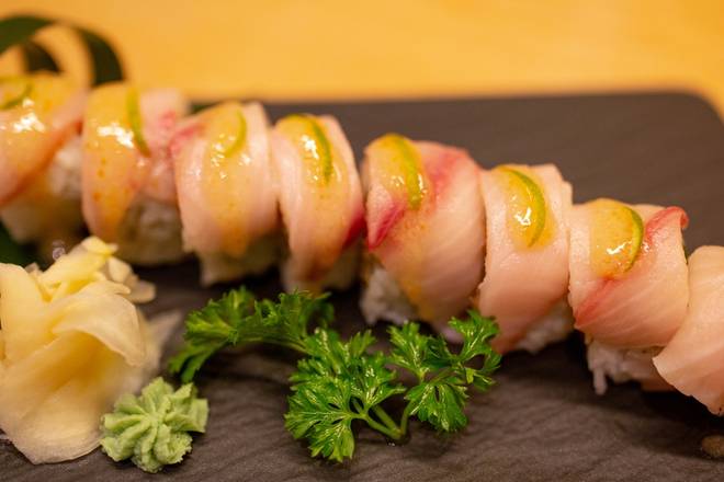 spicy hamachi roll * (8pcs)