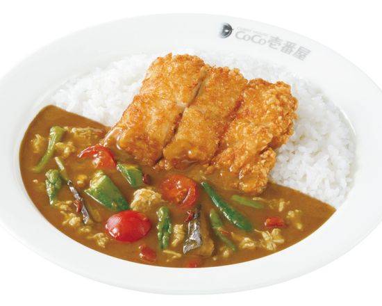 チキンと夏野菜カレー+パリパリチキン Chicken and summer vegetable curry with lightly crisped chicken