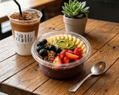 【新鮮な生フルーツのアサイーボウルとホットドッグ】BELU COFFEE