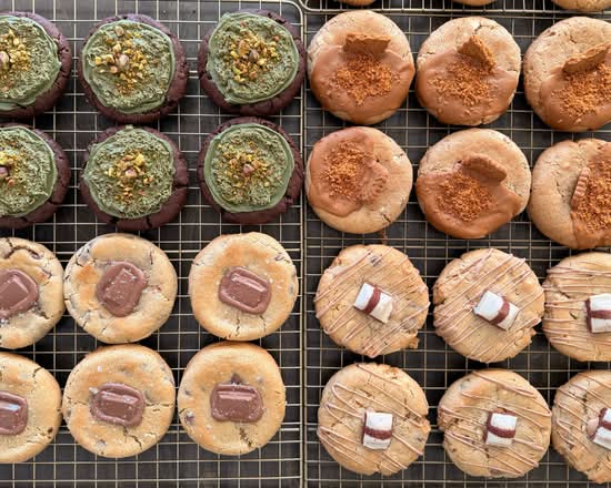 Eight Cookies