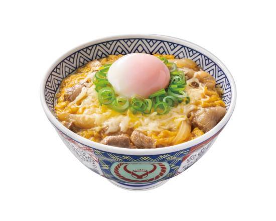 チーズ月見牛とじ丼（半熟）