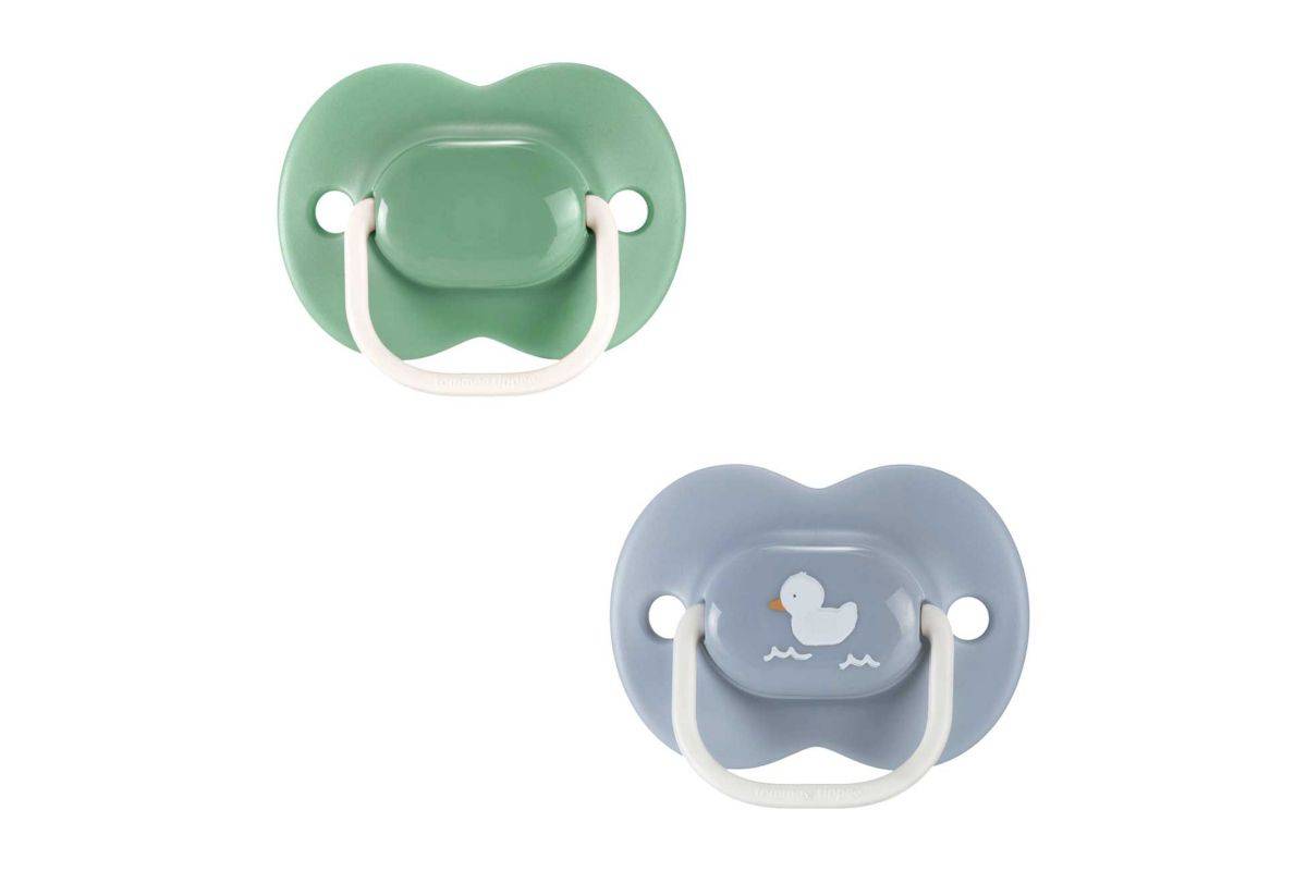 Tommee Tippee Anytime Soother, 18-36 months, 2 pack of symmetrical, BPA free soothers with a reusable steriliser pod