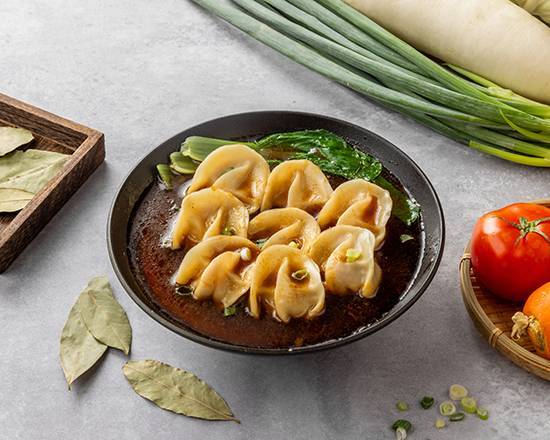 紅燒牛湯餃 Cabbage and Pork Dumplings with Braised Beef Soup