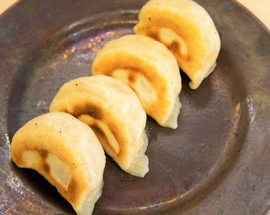 【人気 NO.2】 手延べ お城餃子 4個