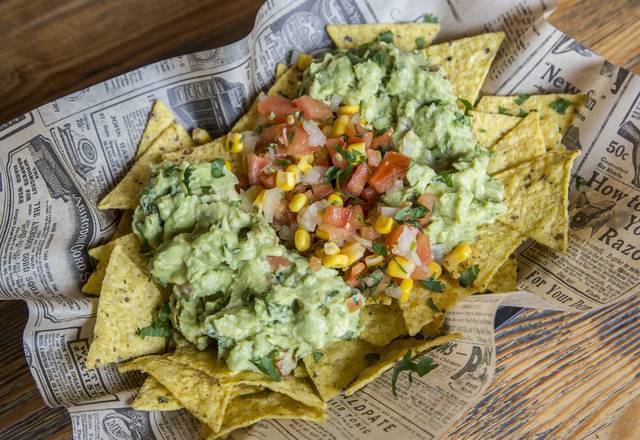 Nachos con Guacamole.