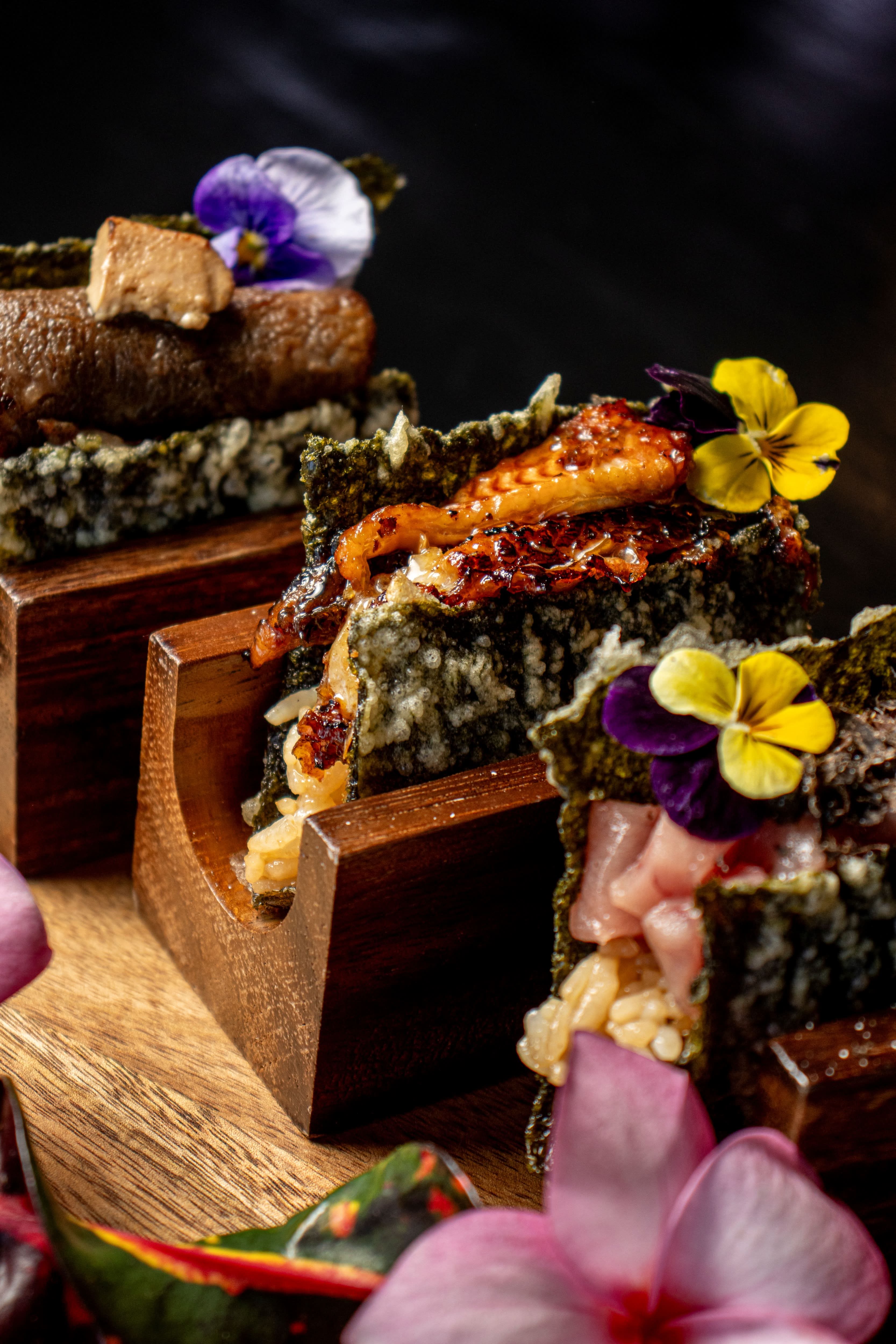 Hand Roll Crispy de Unagi Foie Gras y Miel Trufada