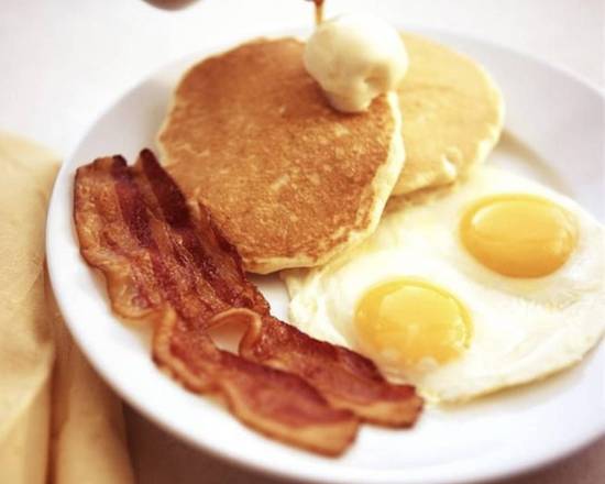 Desayuno  pancakes, huevo y bacon!