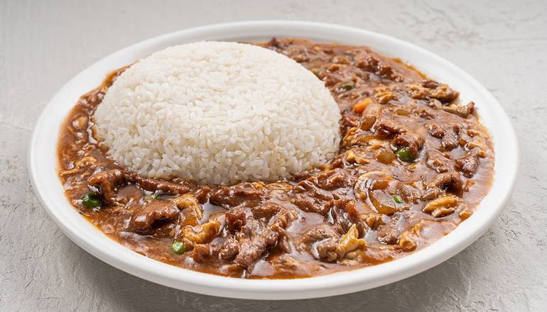31. Scrambled Eggs & Beef Over Rice 滑蛋牛肉燴飯