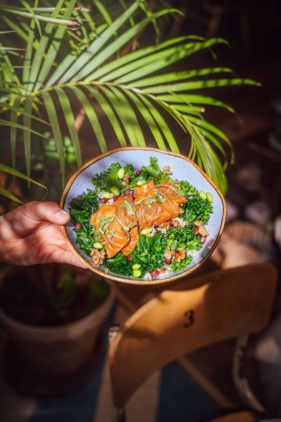 Salada de Salmão com Arroz Selvagem