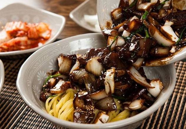 Beef Gan Ja Jang Myun (소고기간짜장 / 牛肉炸酱面)