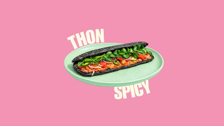 AL TONNO PIQUANTE (Sauce Pesto Maison, Mousse de Thon Épicé, Tomate, Oignon, Jalapeño, Mâche)