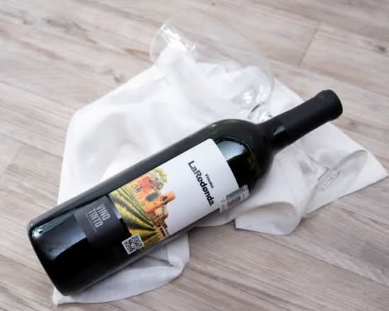 Botella de vino tinto de la casa