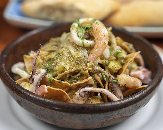 Chilaquiles con mariscos (400 ml., 40 grs., 30 grs., 30 grs.)
