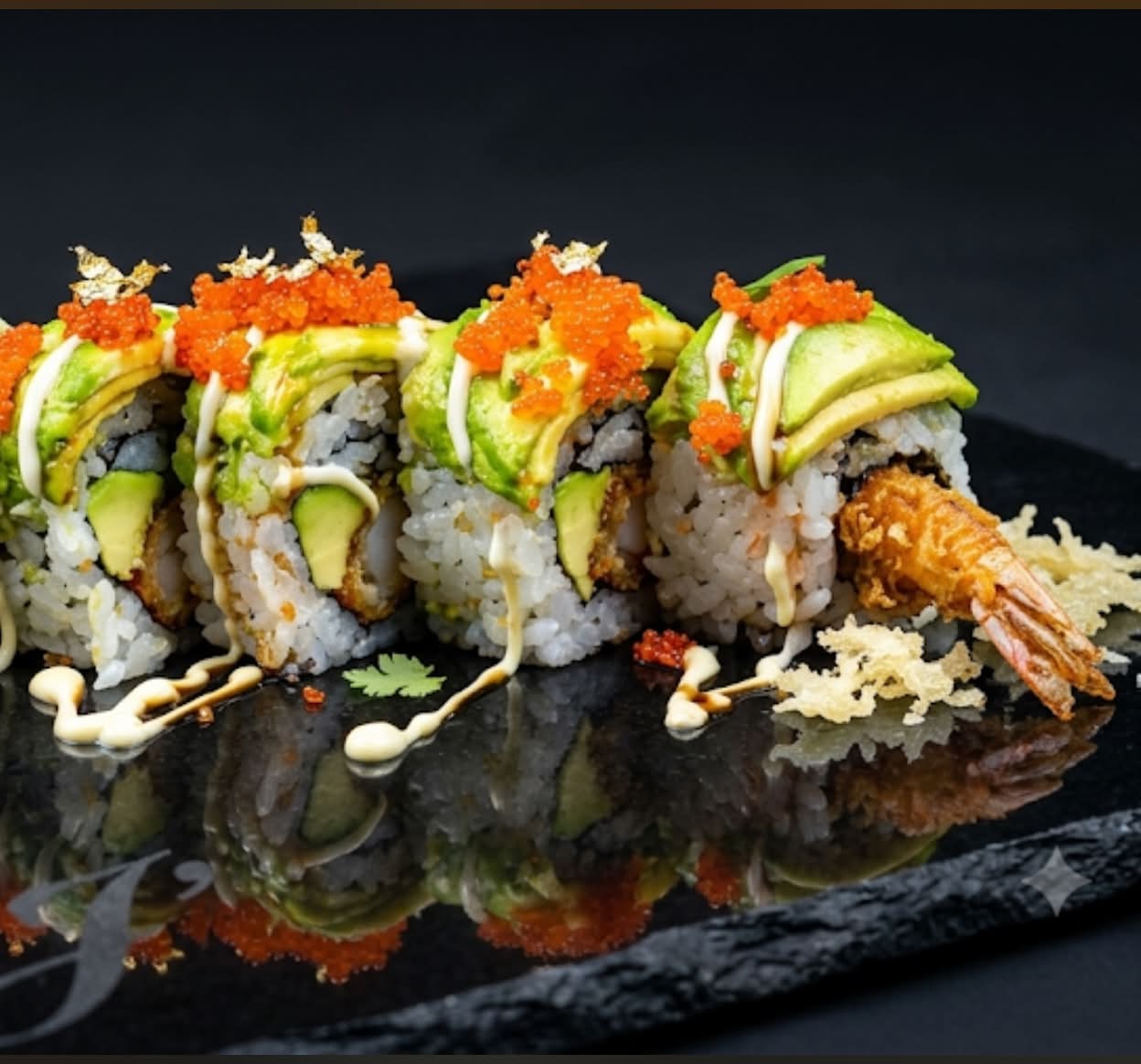 8 pièces Dragon Rolls  tobikko masago