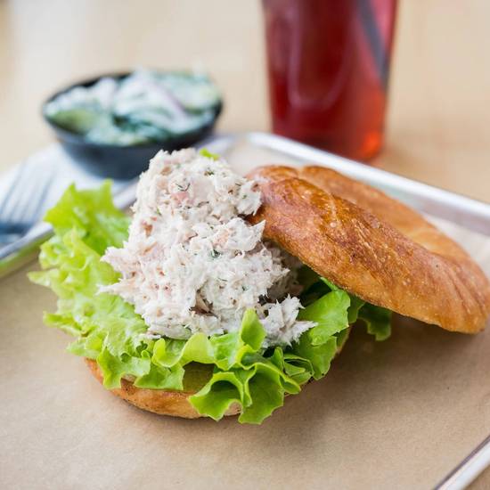 Tuna salad bagel