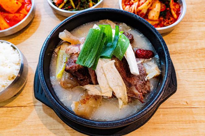 3. 섞어 설렁탕 / Ox Bone Soup with Assorted Meats