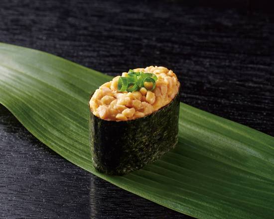 納豆軍艦(ネギ有り)(1貫)【 V951 】 Natto Gunkan Sushi with Spring Onions