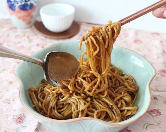 汁なし担々麺 (茹で麺)
