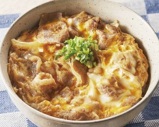 肉の旨味あふれる 牛カルビ卵とじ丼