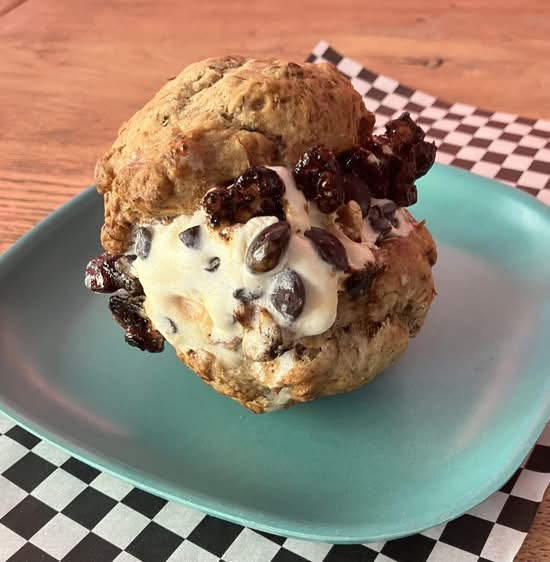 🆕 Chunky-Monkey Cream Sandwich (1)