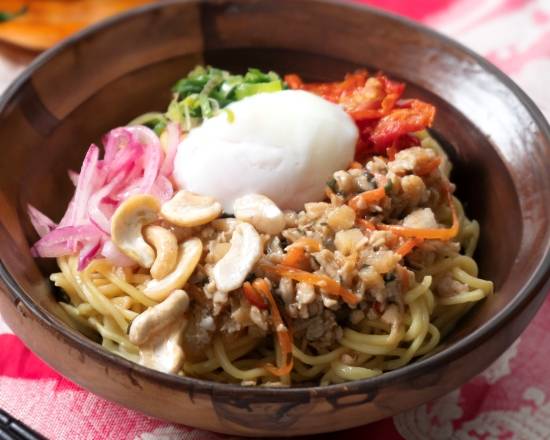 国産鶏ひき肉のガパオ風エスニック冷やし麺（成城石井自家製）　J-115
