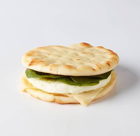 Blanc d'œuf, pesto et fromage suisse sur sandwich déjeuner naan