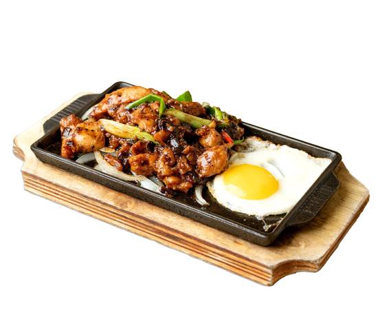 Hot Pan Stir-Fried Chicken with Egg on Side (鐵板雞肉)