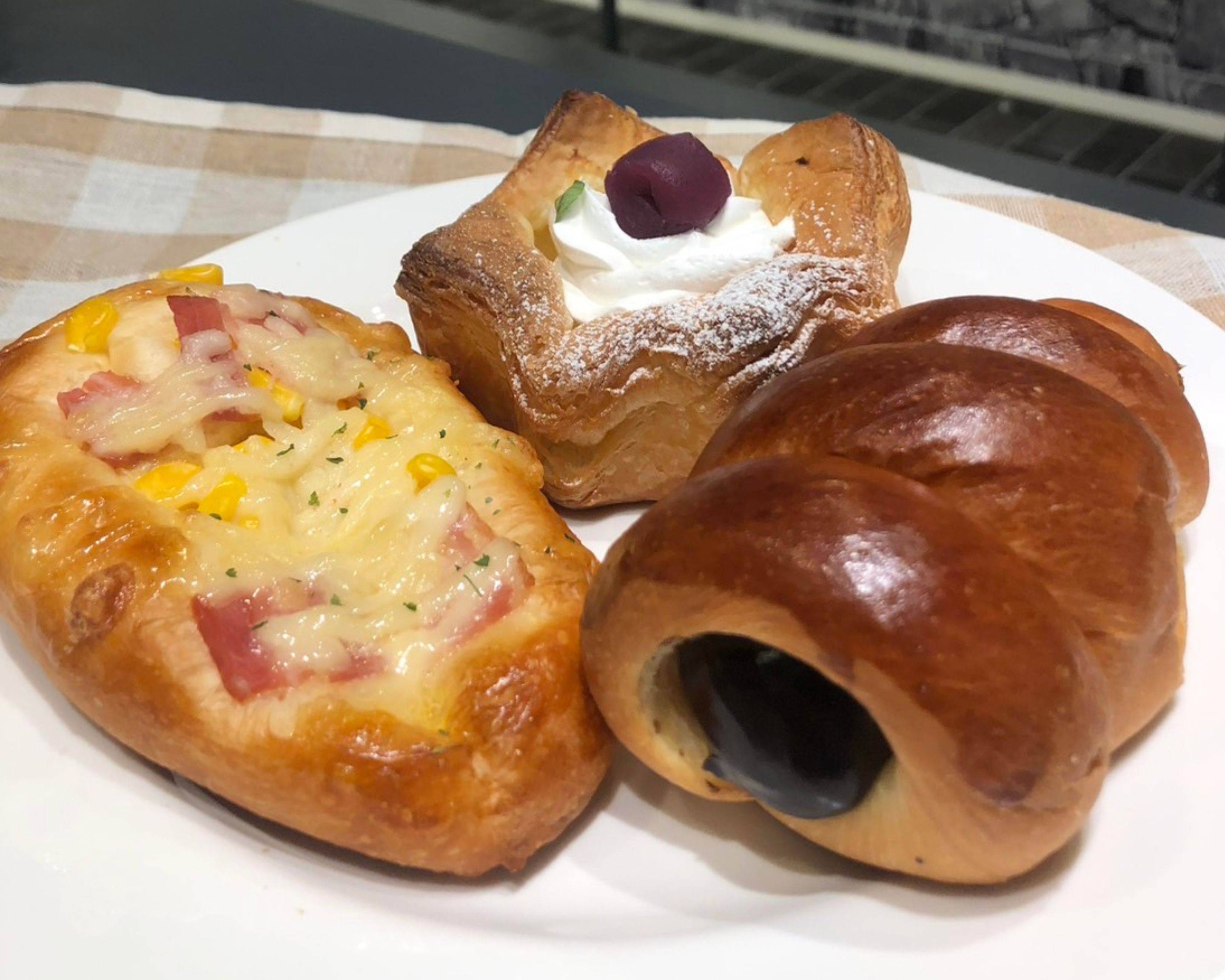 バラエティー豊富なパンをお届け！】ワールドベーカリー 彦根店【彦根