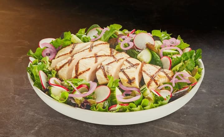 Salade maison avec poulet au choix / House Salad with your choice of chicken