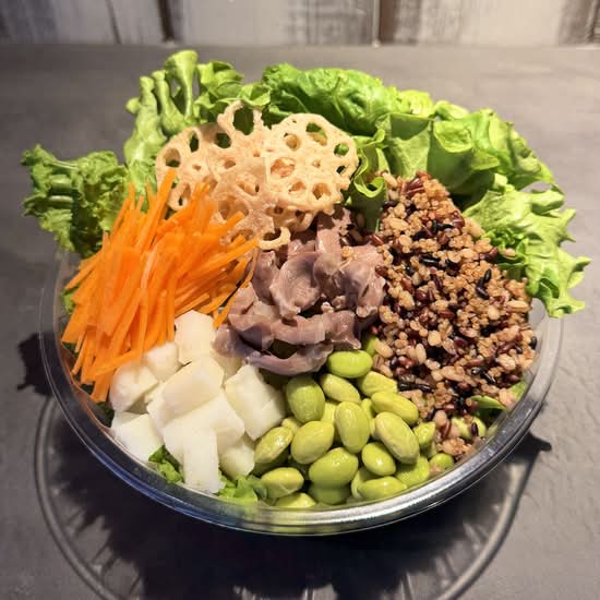 チョップドサラダとポキ フィルダースチョイスブルペン FIELDER'S