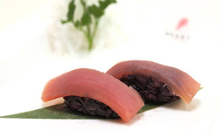 142B brown rice tuna sushi