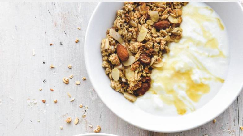 Iogurte com granola e mel