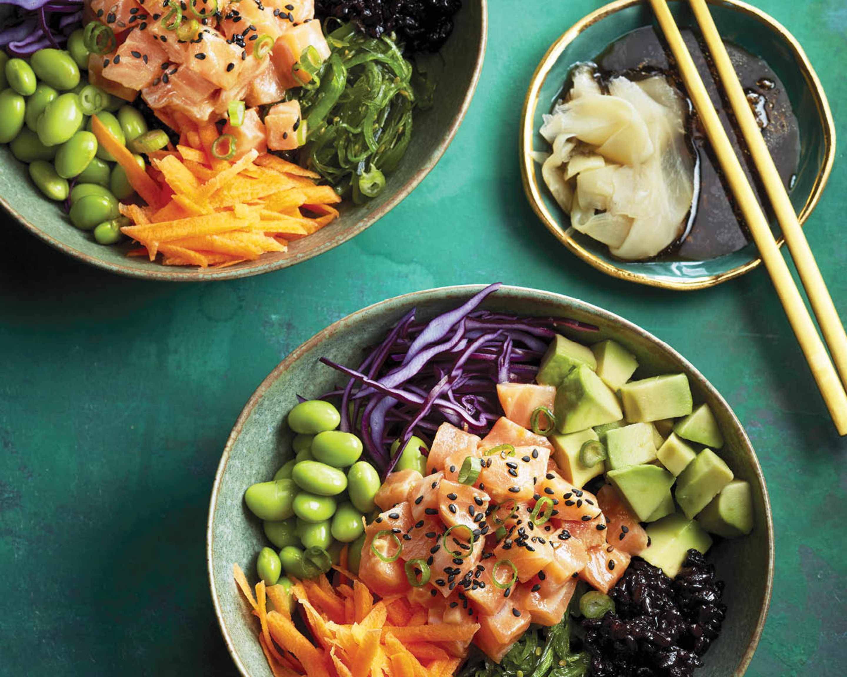 Блюдо поке боул. Поке как его есть. Поке как его есть. Поке боул с лососем и авокадо. Поке боул.