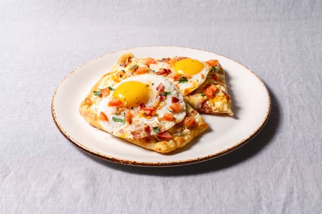 Bacon & Gruyère Brekkie Flatbread