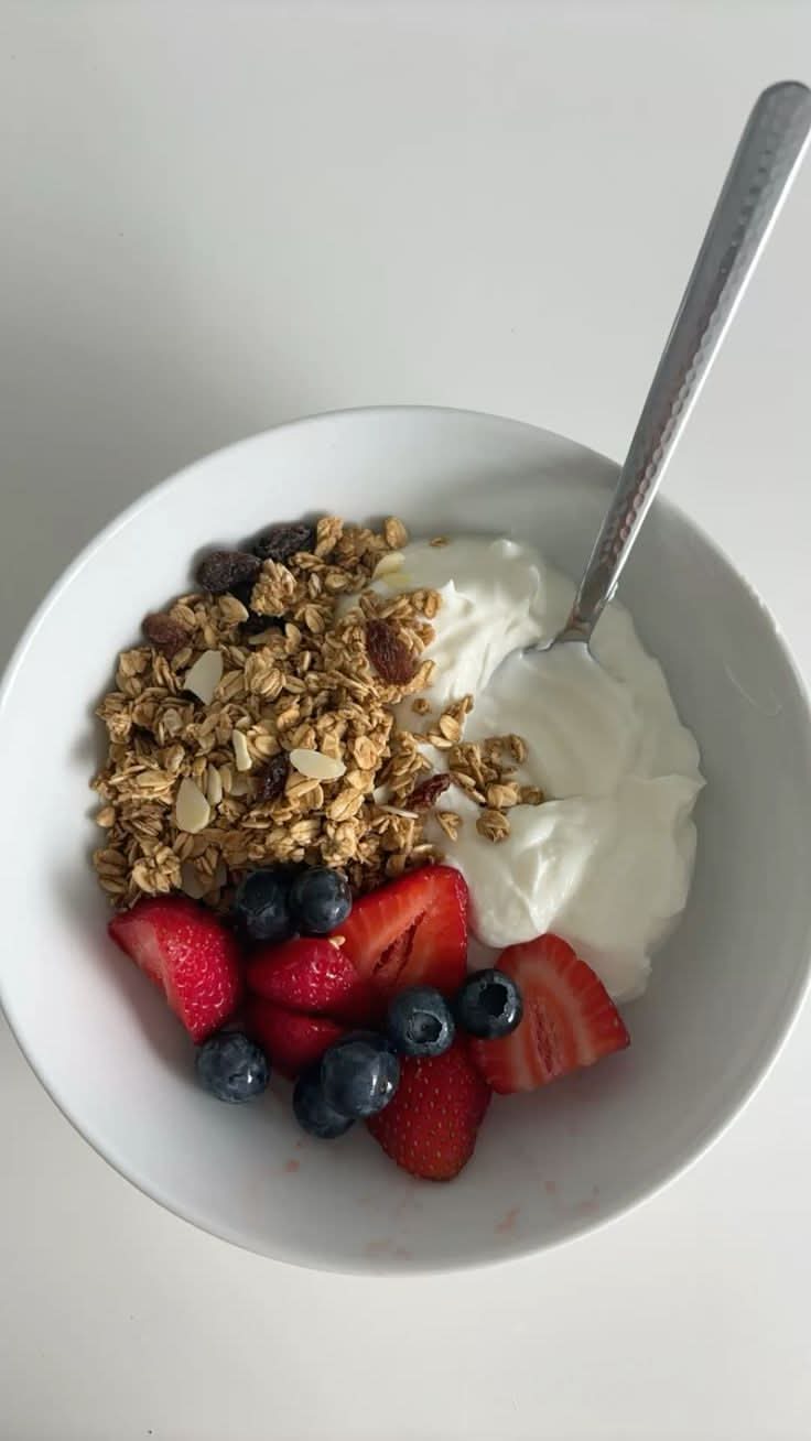 Fruta con Yogurt y Granola