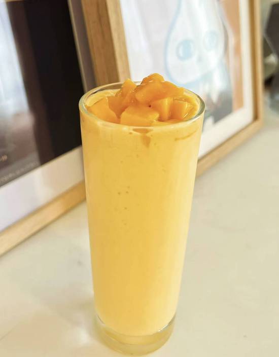 Mango yogurt smoothie