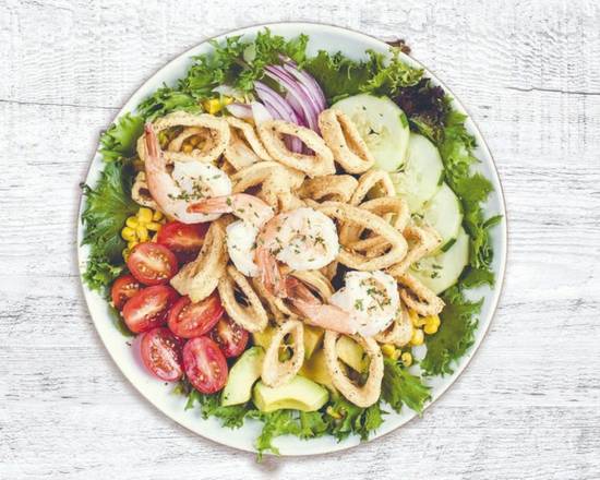 Ensalada De Camarones Y Calamares Fritos