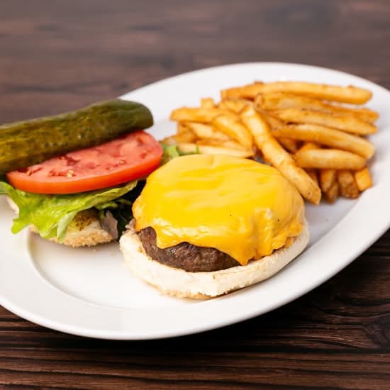 CLYDE'S CLASSIC CHEESEBURGER