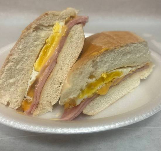 Sandwich de jamón, queso y huevo