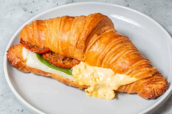 蛋沙拉 + 卡布里 雙拼可頌｜Egg Salad + Caprese Mix Croissant
